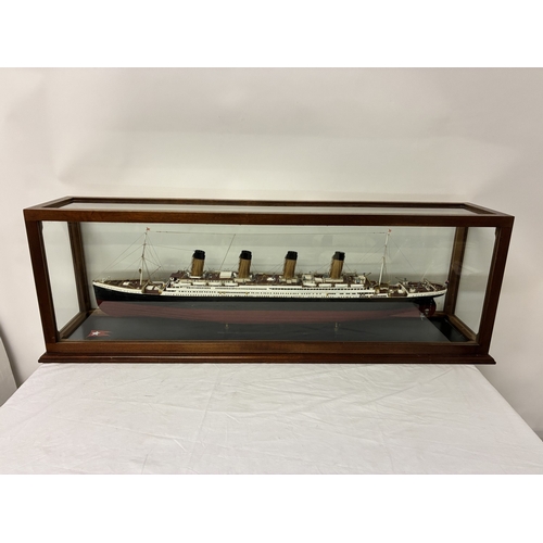 A fine cased model of the RMS Titanic. L.127cm, H. 44cm, D. 26cm.