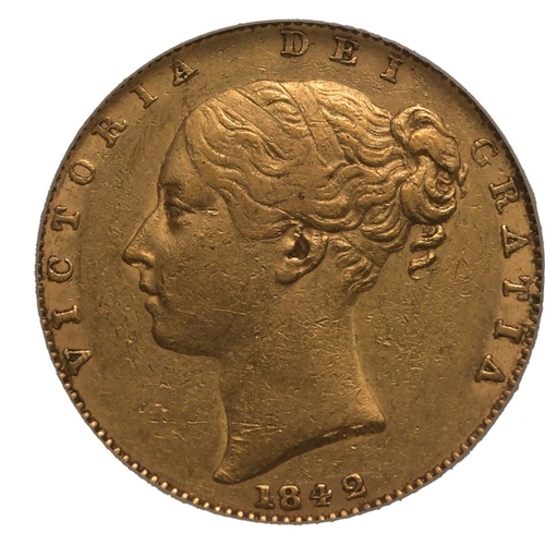 44 - UNITED KINGDOM. Victoria, 1837-1901. Gold Sovereign, 1842. London. Unbarred 'A's. First young head o... 