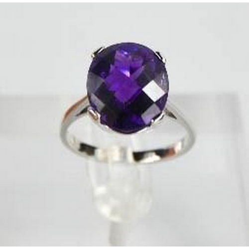 13 - A 9ct white gold and amethyst cocktail ring, size O, 4.1g.