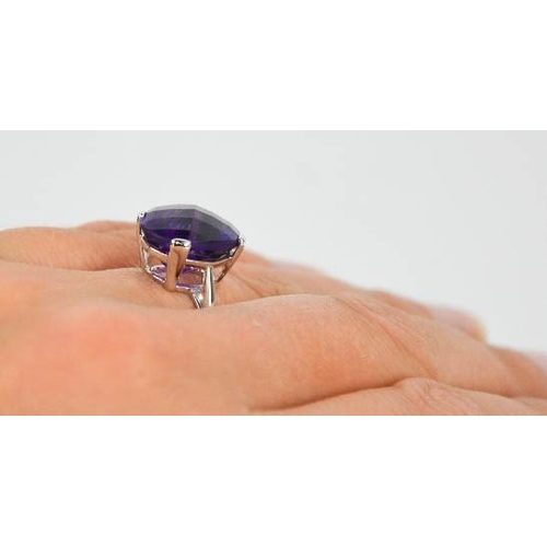 13 - A 9ct white gold and amethyst cocktail ring, size O, 4.1g.