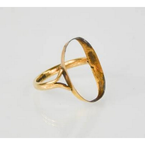 61 - A 9ct gold ring, A/F, 3.1g.