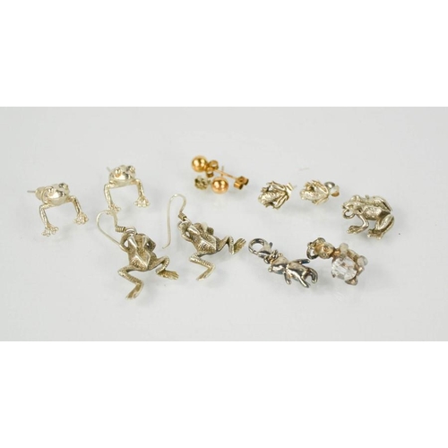 62 - A group of silver frog jewellery, to include two pairs of silver studs in the form of frogs, a pair ... 