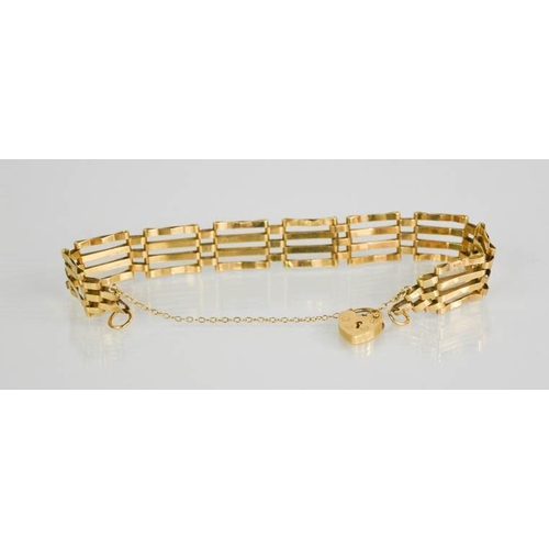 64 - A 9ct gold bracelet with heart form clasp and safety chain, the links of gate form, 8.5g.