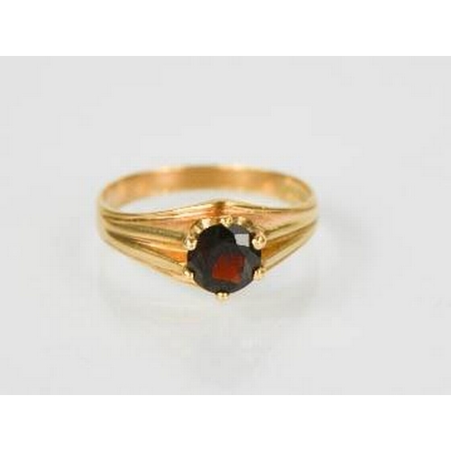 99 - A 9ct gold and garnet solitaire ring, size T, 3.1g.