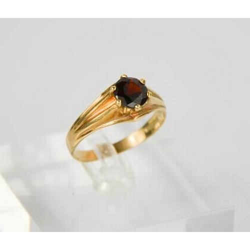 99 - A 9ct gold and garnet solitaire ring, size T, 3.1g.