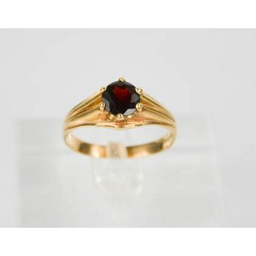 99 - A 9ct gold and garnet solitaire ring, size T, 3.1g.