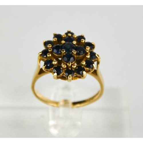 171 - A 9ct gold and garnet set cluster ring.