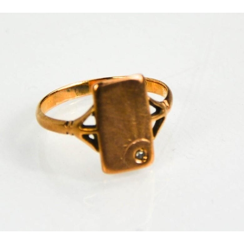 175 - A 9ct gold signet ring.