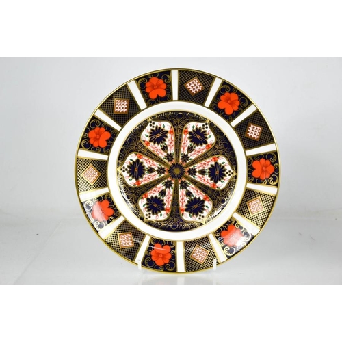 20 - A Royal Crown Derby plate in the Imari pattern 1128, 22cm diameter.