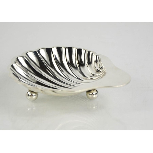 118 - A sterling silver scallop design butter dish, with three ball feet to the bottom, Sheffield 1923, 1.... 