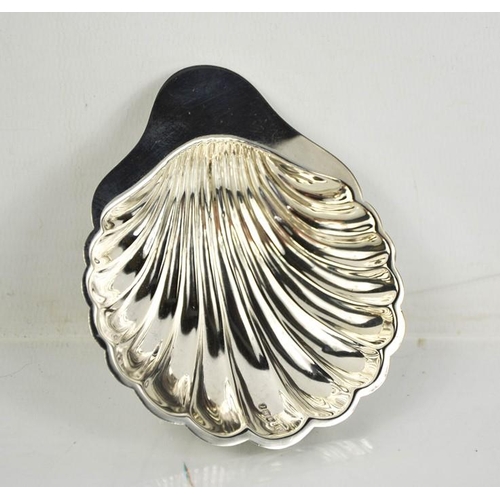 118 - A sterling silver scallop design butter dish, with three ball feet to the bottom, Sheffield 1923, 1.... 