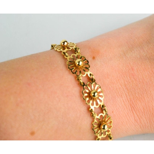 182 - A 9ct gold bracelet, composed of flowerhead links, 7.16g.