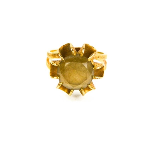 232 - A 9ct gold and citrine flowerhead ring, size O/P, 5.4g.