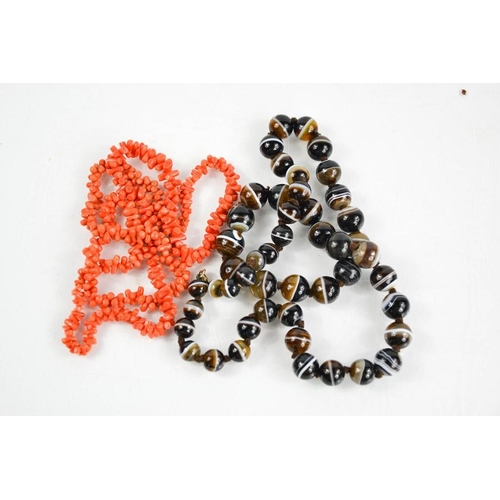 259 - A coral and an agate beaded necklace.