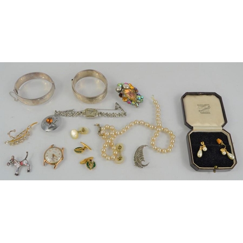 266 - A group of jewellery to include a silver and marcasite brooch, silver bangles, pearl necklace etc