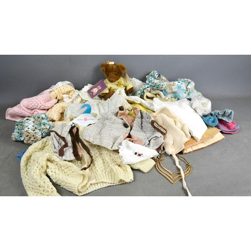 480 - A group of vintage lace, children's and dolls clothes.