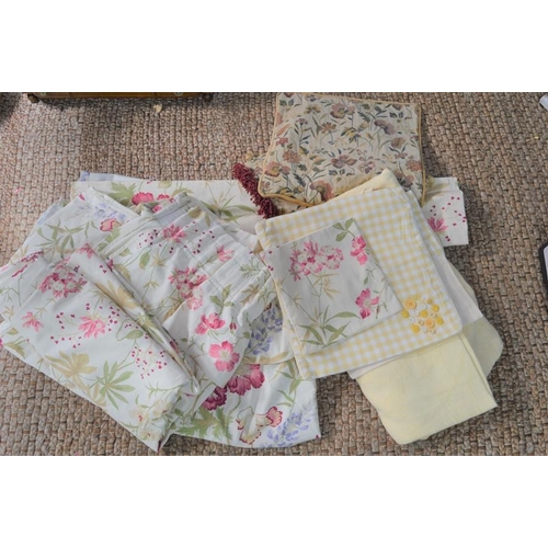 532 - A group of fabrics and curtain.