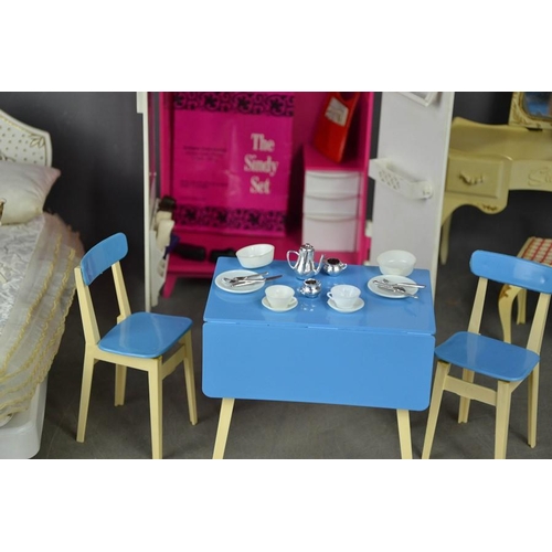 535 - A group of vintage Sindy examples, to include wardrobe, bedside table and lamp (with original box), ... 