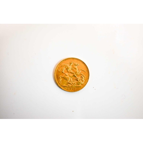 42 - An Edward VII full gold sovereign dated 1907.