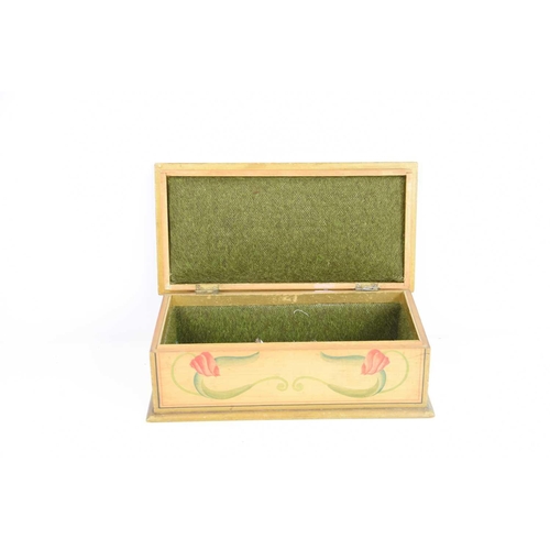 150 - An art Nouveau satin wood glove box, with painted tulip decoration and with green felt interior, 10,... 