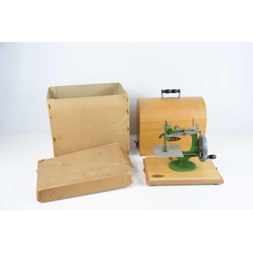 322 - A vintage Grain toy sewing machine, boxed.