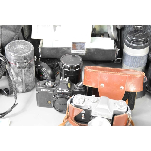 443 - A group of vintage 35mm cameras to include Minolta XD-7, Dynax 7000i and X-370, Zenit 3M, Sankyo cin... 