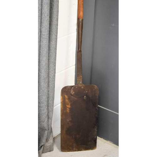 474 - A 19th century bakers bread shovel, with iron head and wooden handle.