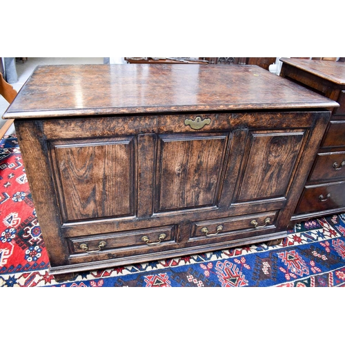 499 - An 18th century style oak 'mule chest' TV cabinet, the top lifts up to reveal a section where a TV w... 