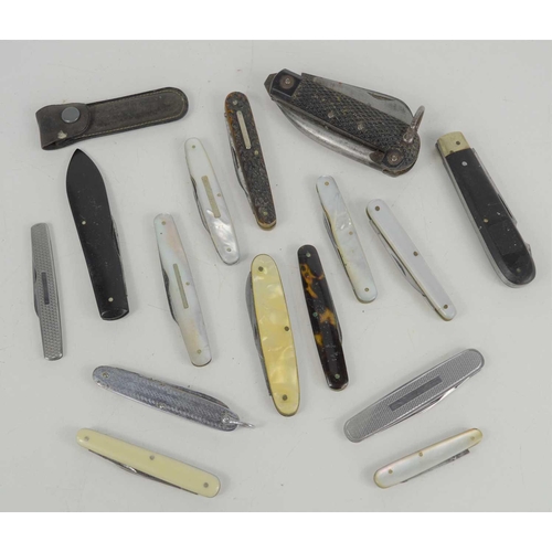 182 - A group of vintage penknives to include a military issued electricians knife, Jack knives, mother of... 