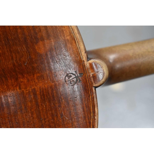 401 - An antique German violin, two piece back with Gio-Batta Ruggeri Fecit in mantua 17.. label inside, S... 