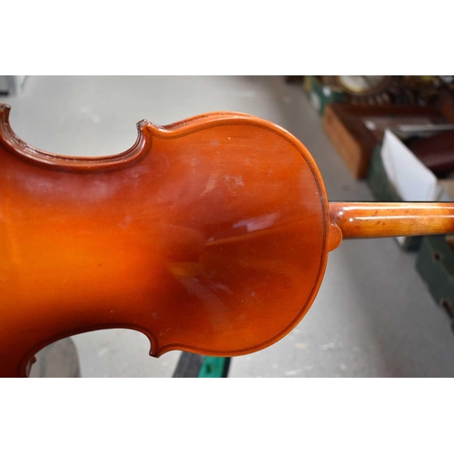 401 - An antique German violin, two piece back with Gio-Batta Ruggeri Fecit in mantua 17.. label inside, S... 