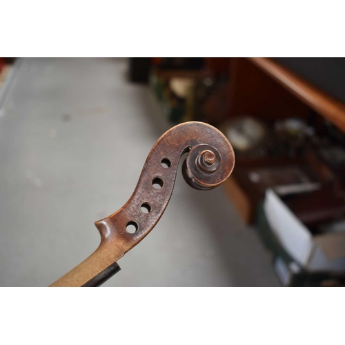 401 - An antique German violin, two piece back with Gio-Batta Ruggeri Fecit in mantua 17.. label inside, S... 