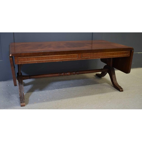 453 - A mahogany sofa table / coffee table, 42cm high by 104cm when extended by 53cm.