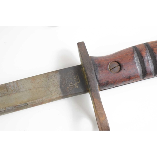 495 - A WWI Remington M1917 bayonet with scabbard, the blade dated 1918 Remington, blade length 43cm.