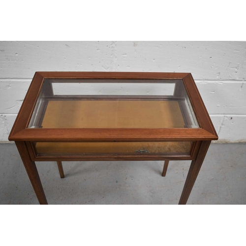 572 - A 20th century mahogany vitrine table, with hinged glass top, square tapered legs, 64 by 62cm.