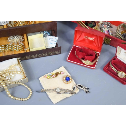 255 - A group of vintage jewellery and watches to include necklaces, brooches, earrings, Seiko watch, pear... 