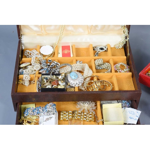 255 - A group of vintage jewellery and watches to include necklaces, brooches, earrings, Seiko watch, pear... 