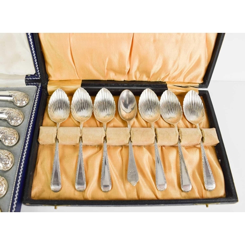 297 - A cased set of silver handled butter knives together with a part set of Victorian silver teaspoons.