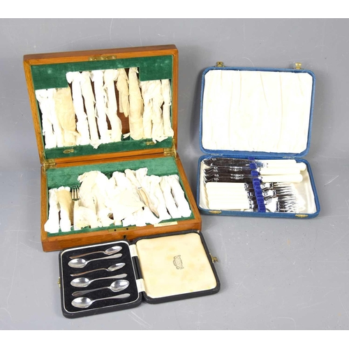 300 - A set of six silver teaspoons, cased A Laurence Allen for Allens, Sheffield 1942, 1.35toz, together ... 