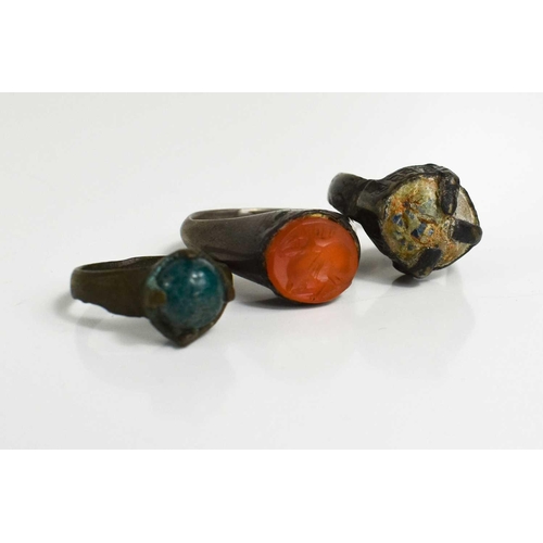 36 - A Roman intaglio agate set ring, the agate carved to depict an animal, size S, together with a small... 