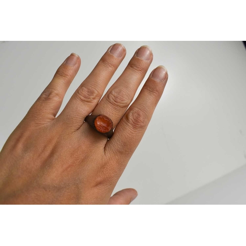 36 - A Roman intaglio agate set ring, the agate carved to depict an animal, size S, together with a small... 