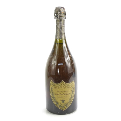 101 - A bottle of Moet et Chandon, Dom Perignon vintage champagne, 1970, capsule present with some wear, l... 