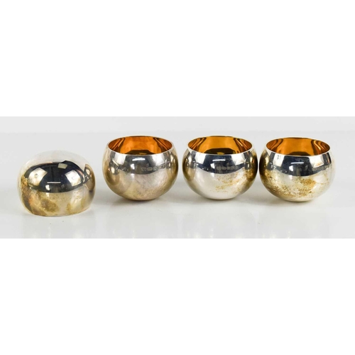 116 - Barry Thomas, four silver tumblers, with gilded interiors, London 2004, each 3.3toz, 13.2toz total. ... 