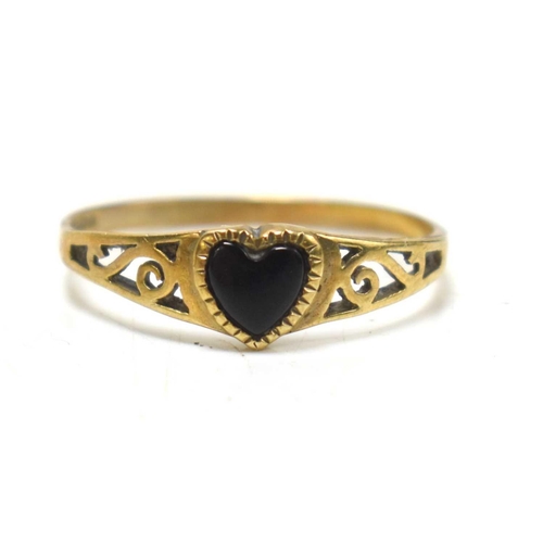 16 - A 9ct gold sweetheart ring, set with a jet heart with scroll shoulders, size N, 1.04g.