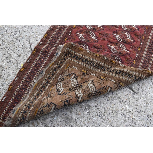 538 - An vintage double sided Kilim rug, with geometric sylised patterns, 177cm by 114cm