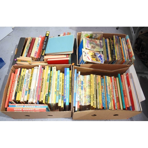 208 - A large group of vintage childrens annuals and books to include Enid Blyton, Thunderbirds, Fantastic... 