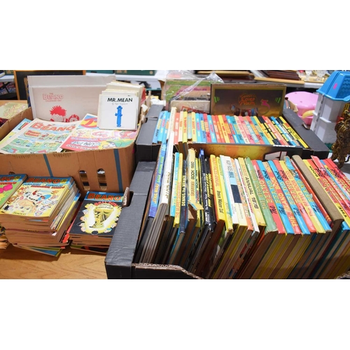 209 - A large group of children's annuals and comics to include Beano, Dandy, Star Wars, Mr Men and others... 