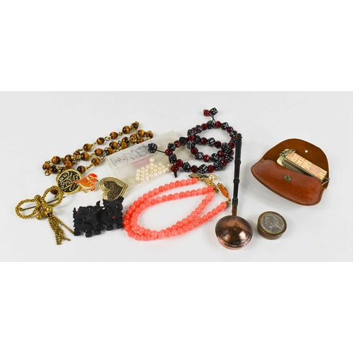 374 - A selection of jewellery, to include a novelty warming pan, inset with a Victorian penny, vintage do... 