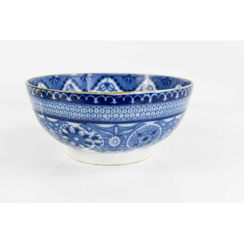 41 - A 19th century pearlware blue and white bowl in the Cambrian pattern, with yellow glazed rim, 16cm d... 