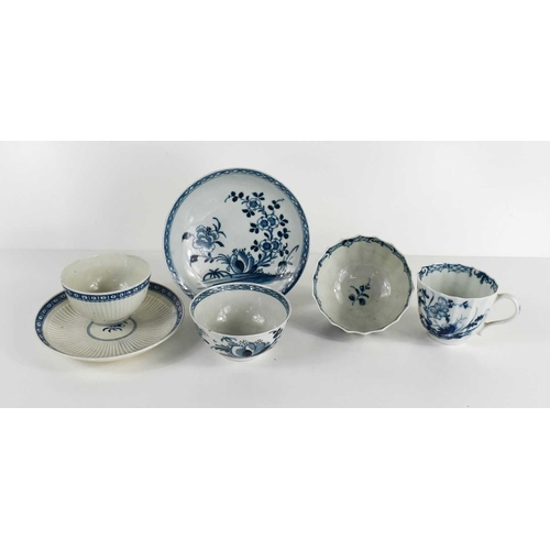 51 - Two 18th century Worcester tea bowls and saucers, and a Worcester tea bowl and tea cup, all in blue ... 